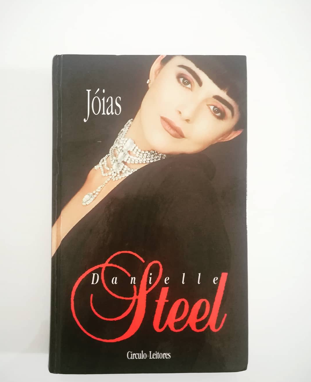 Em seu trigésimo romance, Danielle Steel conta a história de uma mulher de 75 anos que resolve fazer um acerto de contas com o passado. Na véspera de seu aniversário, a duquesa Sarah Whitfield recorda os acontecimentos que marcaram sua vida: a infância em Manhattan, a viagem de navio durante o torvelinho que agitou a Europa do pré-guerra, a lua-de-mel no interior da França e os anos difíceis da Segunda Guerra Mundial, quando plantou os alicerces de um negócio que faria dela uma das mais famosas comerciantes de jóias da Europa.Convertido em minissérie de TV , Jóias é uma narrativa vibrante, lapidada pelo talento da mais sensível escritora da atualidade.
