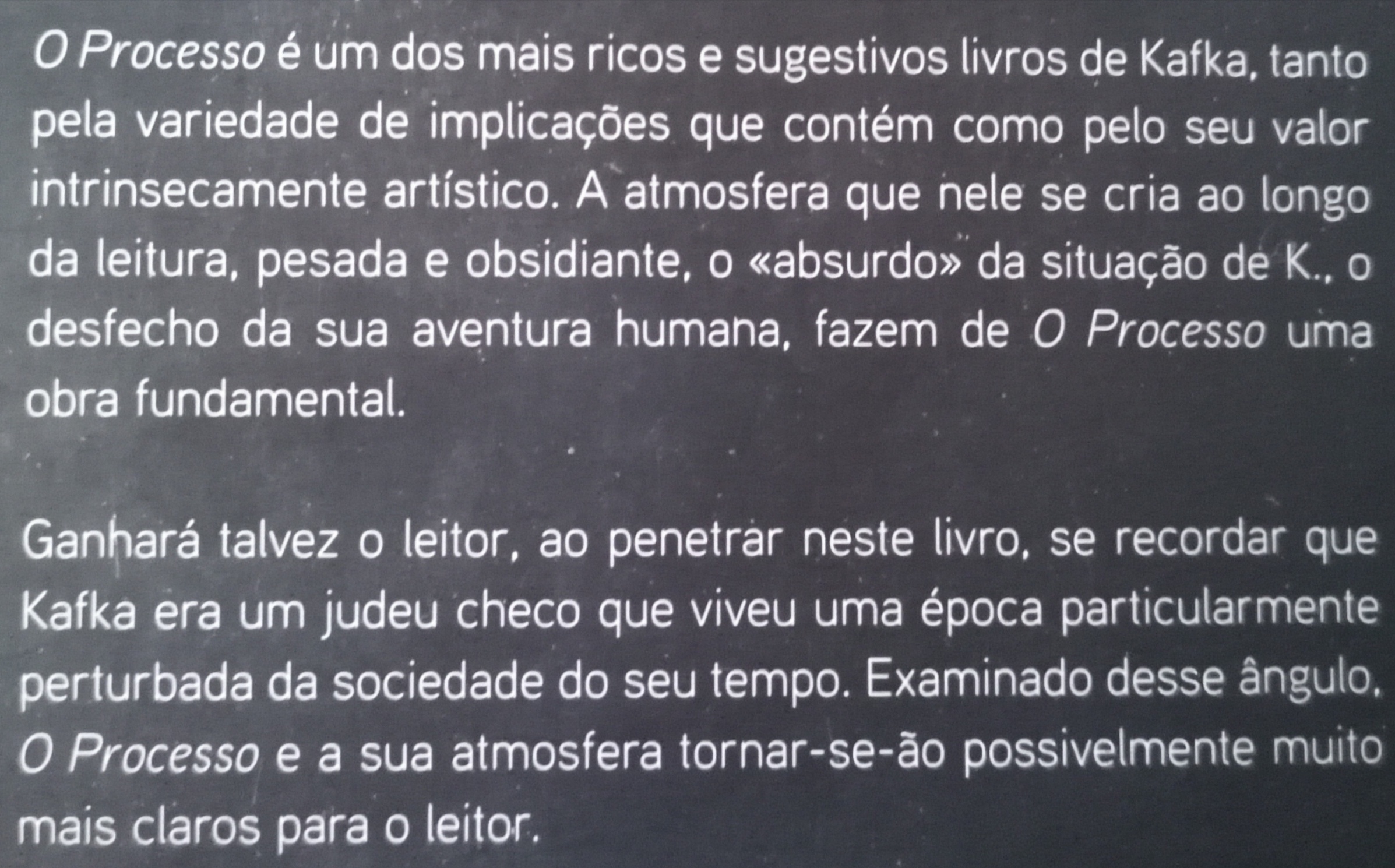 O Processo é um dos mais ricos e sugestivos livros de Kafka. A atmosfera que nele cria ao longo da leitura é pesada e obsidiante.