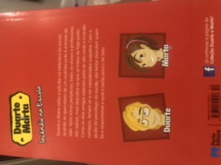 Duarte e Marta estão a estudar na biblioteca quando se apercebem de um incêndio na escola . 