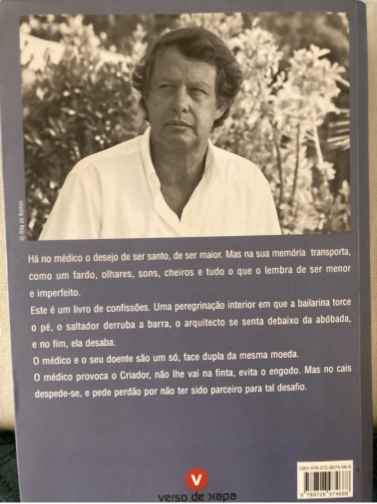 Há no médico o desejo de ser santo, de ser maior. Mas na sua memória transporta, como um fardo, olhares, sons, cheiros e tudo o que se lembra de ser menor e imperfeito. Este é um livro de confissões. Uma peregrinação interior em que a bailarina torce o pé, o saltador derruba a barra, o arquitecto se senta debaixo da abóboda, e no fim, ela desabafa. O médico e o seu doente são um só, face dupla da mesma moeda. O médico provoca o seu Criador, não lhe vai na finta, evita o engodo. Mas no cais despede-se, e pede perdão por não ter sido parceiro para tal desafio.