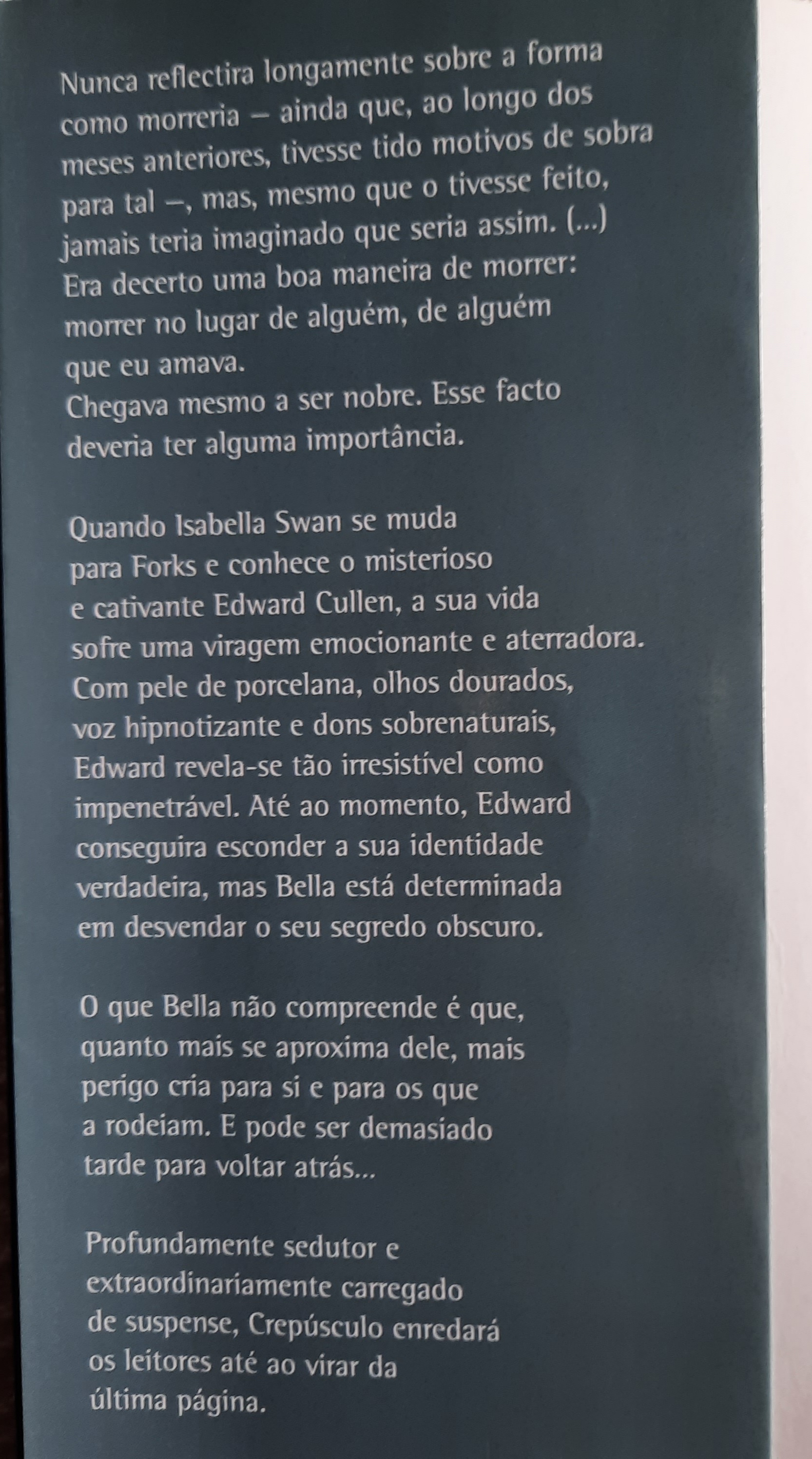 Bela muda-se para Forks e conhece o musterioso e cativante Edward