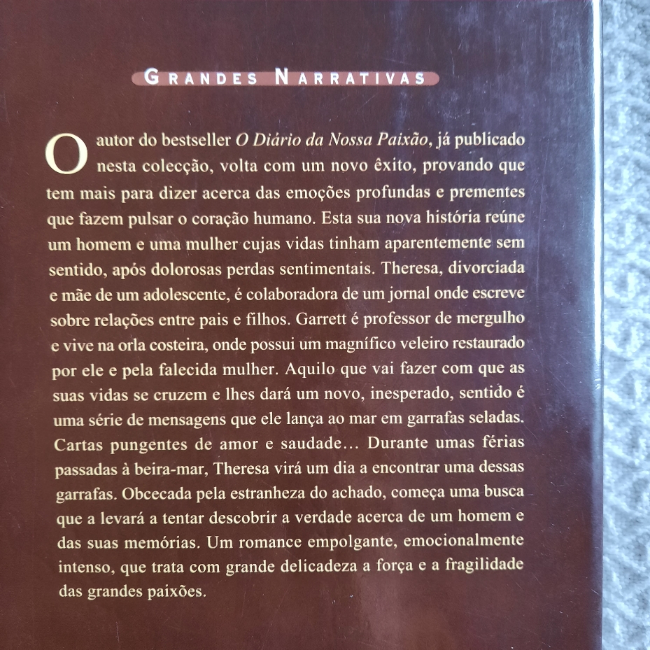 As vidas cruzam-se com uma serie de mensagens em garrafas que ele vai deitando ao mar.