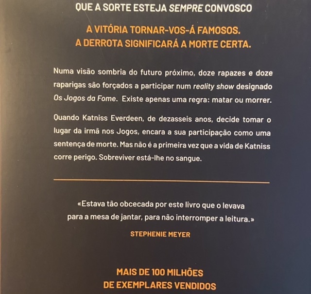 Numa visão sombria do futuro próximo, doze rapazes e doze raparigas são forcados a participar num reality show designado Os jogos da Fome. Existe apenas uma regra: matar ou morrer.