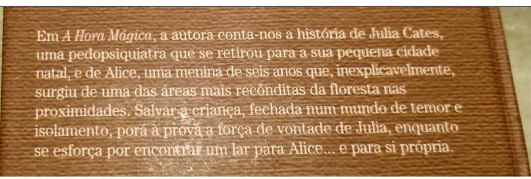 A autora conta nos a história de Julia Cates, uma pedopsiquiatra que se retirou para a sua pequena cidade natal, e de Alice, uma menina de 6 anos que, inexplicavelmente, surgiu de uma das áreas mais recônditas da floresta nas proximidades. Salvar a criança fechada num mundo de temor e isolamento, porá à prova a força de vontade de Júlia, enquanto se esforça por encontrar um lar para Alice... e para si própria.