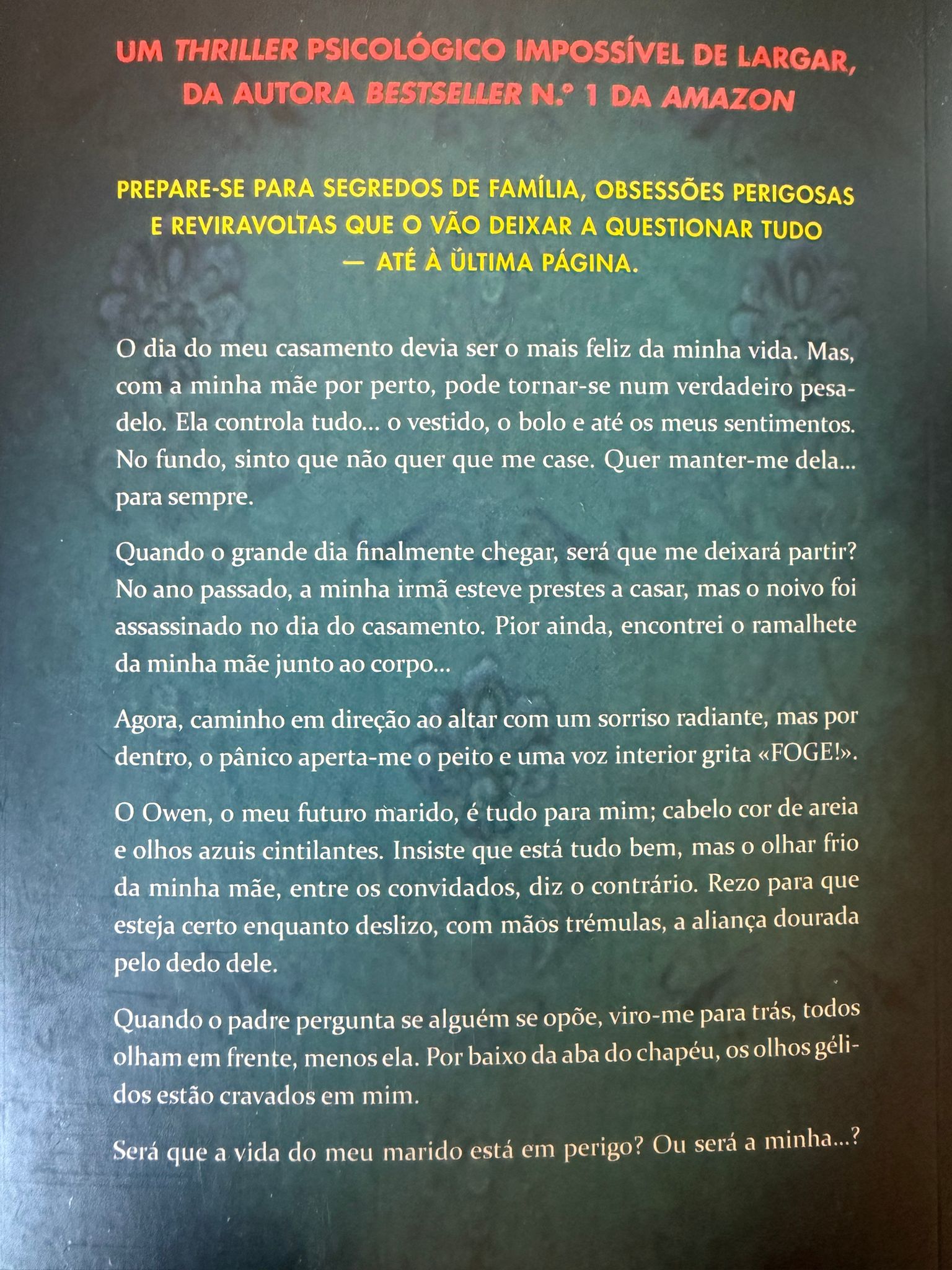 O fenómeno internacional Um thriller psicológico tenso e impossível de largar da autora bestseller N.º1 da Amazon. Prepare-se para segredos de família, obsessões perigosas e reviravoltas que o vão deixar a questionar tudo — até à última página. O dia do meu casamento devia ser o mais feliz da minha vida. Mas, com a minha mãe por perto, pode tornar-se num verdadeiro pesadelo. Ela controla tudo — o vestido, o bolo e até os meus sentimentos. No fundo, sinto que não quer que me case. Quer manter-me dela… para sempre. Quando o grande dia finalmente chegar, será que me deixará partir? No ano passado, a minha irmã esteve prestes a casar, mas o noivo foi assassinado no dia do casamento. Pior ainda, encontrei o ramalhete da minha mãe junto ao corpo… Agora, caminho em direção ao altar com um sorriso radiante — mas por dentro, o pânico aperta-me o peito e uma voz interior grita «FOGE!». O Owen, o meu futuro marido, é tudo para mim — cabelo cor de areia, olhos azuis cintilantes. Insiste que está tudo bem, mas o olhar frio da minha mãe, entre os convidados, diz o contrário. Rezo para que esteja certo enquanto deslizo, com mãos trémulas, a aliança dourada pelo dedo dele. Este devia ser o dia mais feliz da minha vida. Só espero estar errada acerca da minha mãe e que o Owen esteja em segurança! Mas, quando o padre pergunta se alguém se opõe, viro-me para trás, e todos olham em frente, menos ela. Por baixo da aba do chapéu, os olhos gélidos estão cravados em mim. Será que a vida do meu marido está em perigo? Ou será a minha…?