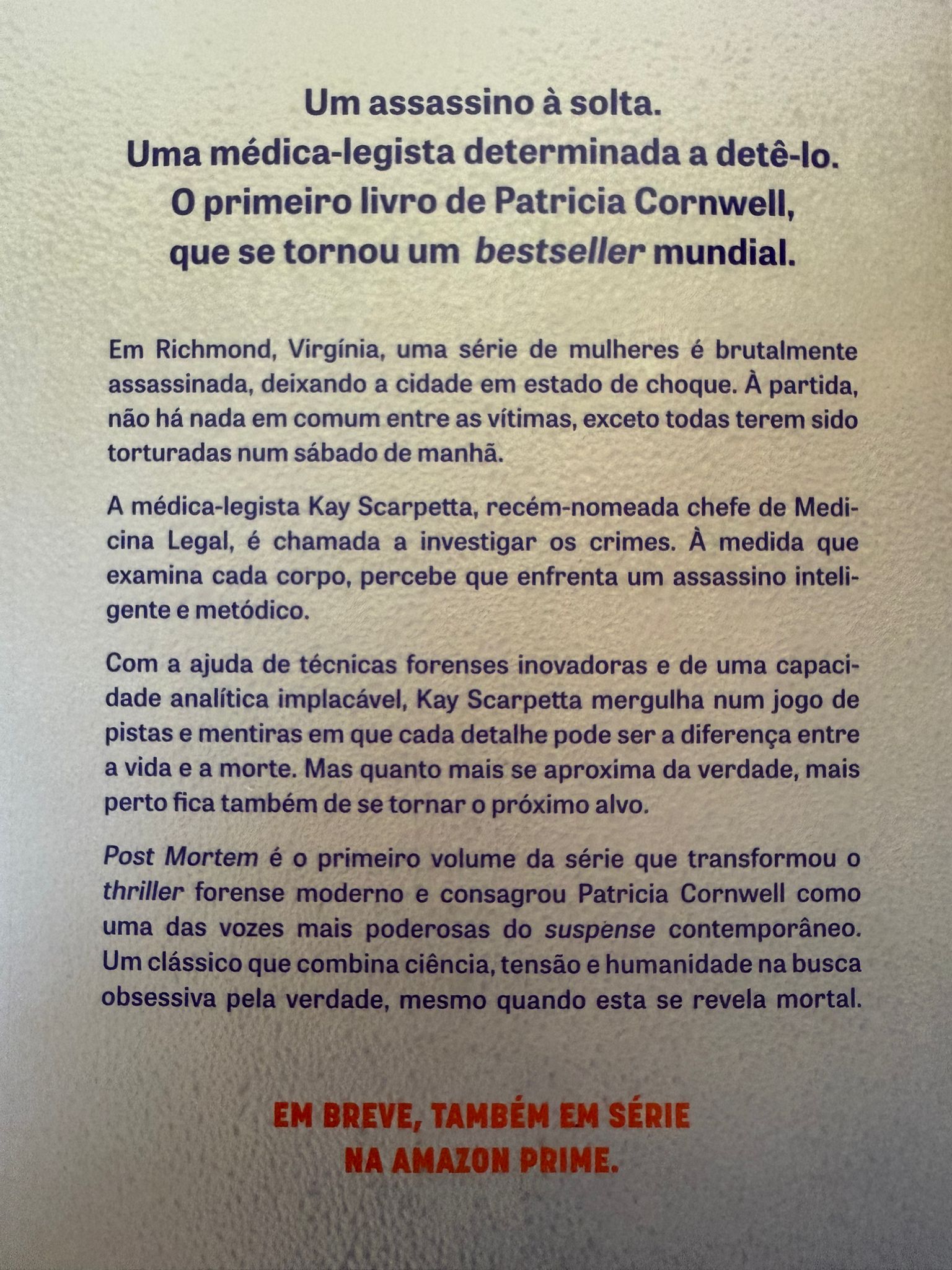 Um assassino à solta. Uma médica-legista determinada a detê-lo. O primeiro livro de Patricia Cornwell, que se tornou um bestseller mundial.  Em Richmond, Virgínia, uma série de mulheres é brutalmente assassinada, deixando a cidade em estado de choque. À partida, não há nada em comum entre as vítimas, exceto todas terem sido torturadas a um sábado de manhã.  A médica-legista Kay Scarpetta, recém-nomeada chefe de medicina legal, é chamada a investigar os crimes. À medida que examina cada corpo, percebe que enfrenta um assassino inteligente e metódico.  Com a ajuda de técnicas forenses inovadoras e de uma mente analítica implacável, Kay Scarpetta mergulha num jogo de pistas e mentiras em que cada detalhe pode ser a diferença entre a vida e a morte. Mas quanto mais se aproxima da verdade, mais perto fica também de se tornar o próximo alvo.  Post-Mortem é o primeiro volume da série que transformou o thriller forense moderno e consagrou Patricia Cornwell como uma das vozes mais poderosas do suspense contemporâneo. Um clássico que combina ciência, tensão e humanidade na busca obsessiva pela verdade, mesmo quando esta se revela mortal.