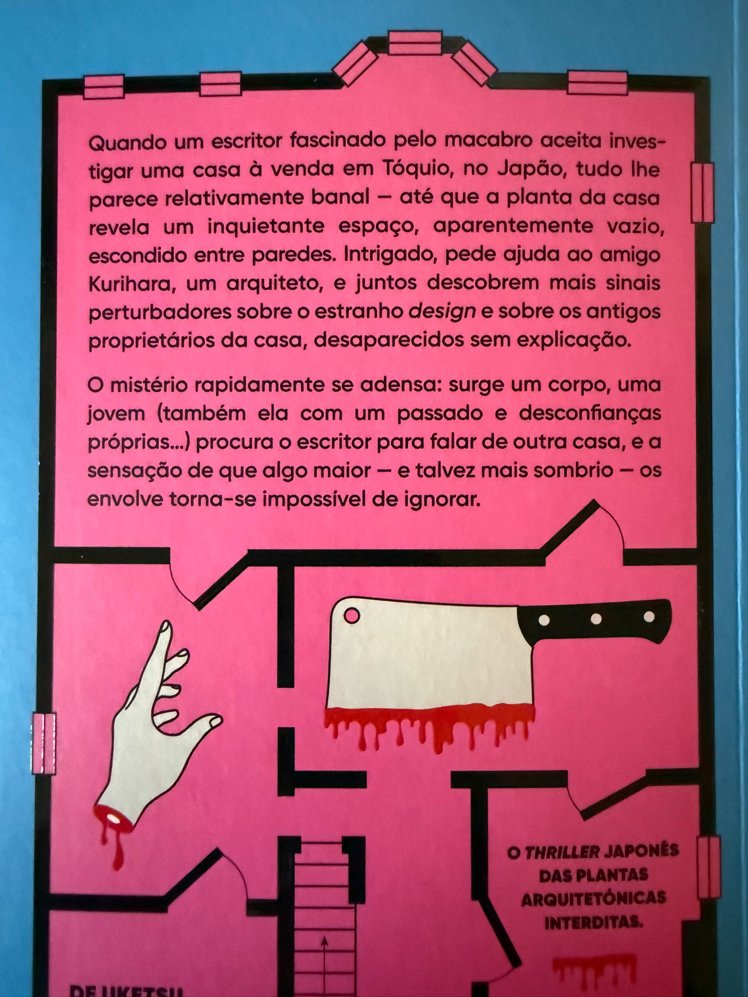 Quando um escritor fascinado pelo macabro aceita investigar uma casa à venda em Tóquio, no Japão, tudo lhe parece relativamente banal — até que a planta da casa revela um inquietante espaço, aparentemente vazio, escondido entre paredes. Intrigado, pede ajuda ao amigo Kurihara, um arquiteto, e juntos descobrem mais sinais perturbadores sobre o estranho design e sobre os antigos proprietários da casa, desaparecidos sem explicação.  O mistério rapidamente se adensa: surge um corpo, uma jovem (também ela com um passado e desconfianças próprias…) procura o escritor para falar de outra casa, e a sensação de que algo maior — e talvez mais sombrio — os envolve torna-se impossível de ignorar.