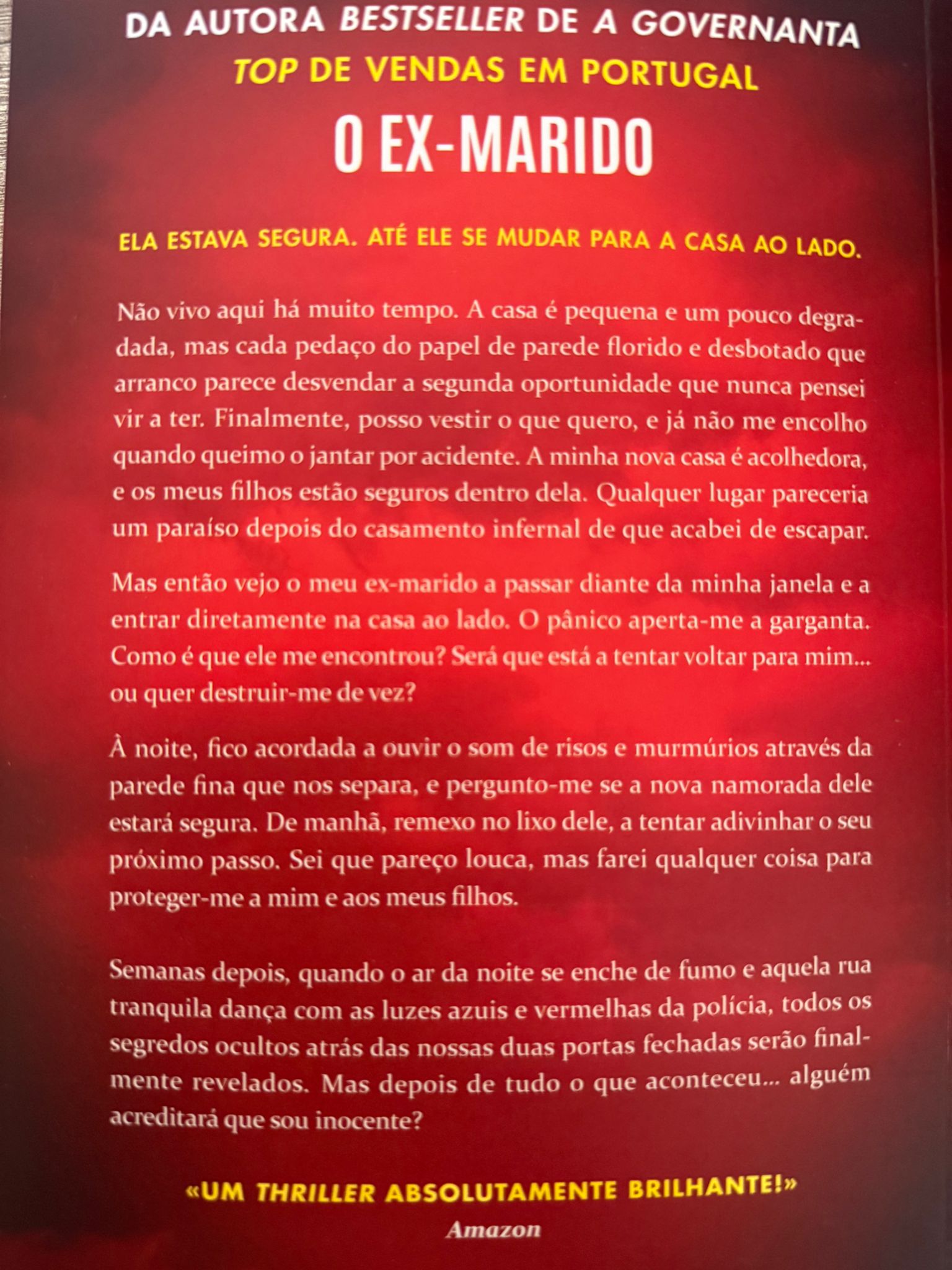 Ele vai lembrá-la que prometeram ficar juntos. Até que a morte os separe.  Não vivo aqui há muito tempo. A casa é pequena e um pouco degradada, mas cada pedaço do papel de parede florido e desbotado que arranco parece desvendar a segunda oportunidade que nunca pensei vir a ter. Finalmente, posso vestir o que quero, e já não me encolho quando queimo o jantar por acidente. A minha nova casa é acolhedora, e os meus filhos estão seguros dentro dela. Qualquer lugar pareceria um paraíso depois do casamento infernal de que acabei de escapar. Mas então vejo o meu ex-marido a passar diante da minha janela e a entrar diretamente na casa ao lado. O pânico aperta-me a garganta. Como é que ele me encontrou? Será que está a tentar voltar para mim… ou quer destruir-me de vez?