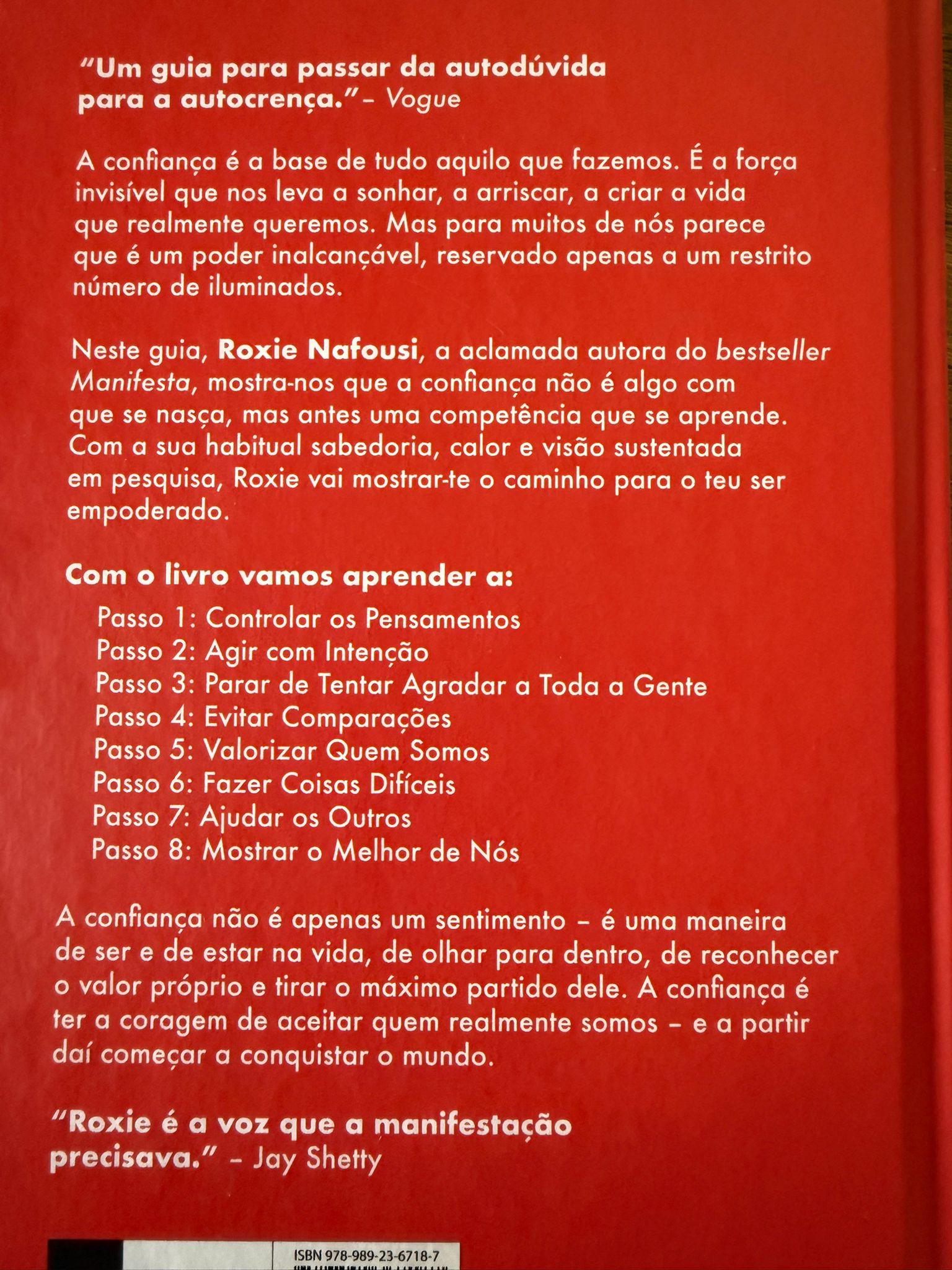 A confiança é a base de tudo aquilo que fazemos. É a força invisível que nos leva a sonhar, a arriscar, a criar a vida que realmente queremos. Mas, para muitos de nós, parece que é um poder inalcançável, reservado apenas a um restrito número de iluminados. Neste guia, Roxie Nafousi, a aclamada autora do bestseller Manifesta, mostra-nos que a confiança não é algo com que se nasça, mas antes uma competência que se aprende. Com a sua habitual sabedoria, calor e visão sustentada em pesquisa, Roxie mostra-nos o caminho para o nosso ser empoderado.  Com o livro vamos aprender a:  Passo 1: Controlar os Pensamentos Passo 2: Agir com Intenção Passo 3: Parar de Tentar Agradar a Toda a Gente Passo 4: Evitar Comparações Passo 5: Valorizar Quem Somos Passo 6: Fazer Coisas Difíceis Passo 7: Ajudar os Outros Passo 8: Mostrar o Melhor de Nós  A confiança não é apenas um sentimento - é uma maneira de ser e de estar na vida, de olhar para dentro, de reconhecer o valor próprio e tirar o máximo partido dele. A confiança é ter a coragem de aceitar quem realmente somos - e, a partir daí, começar a conquistar o mundo.