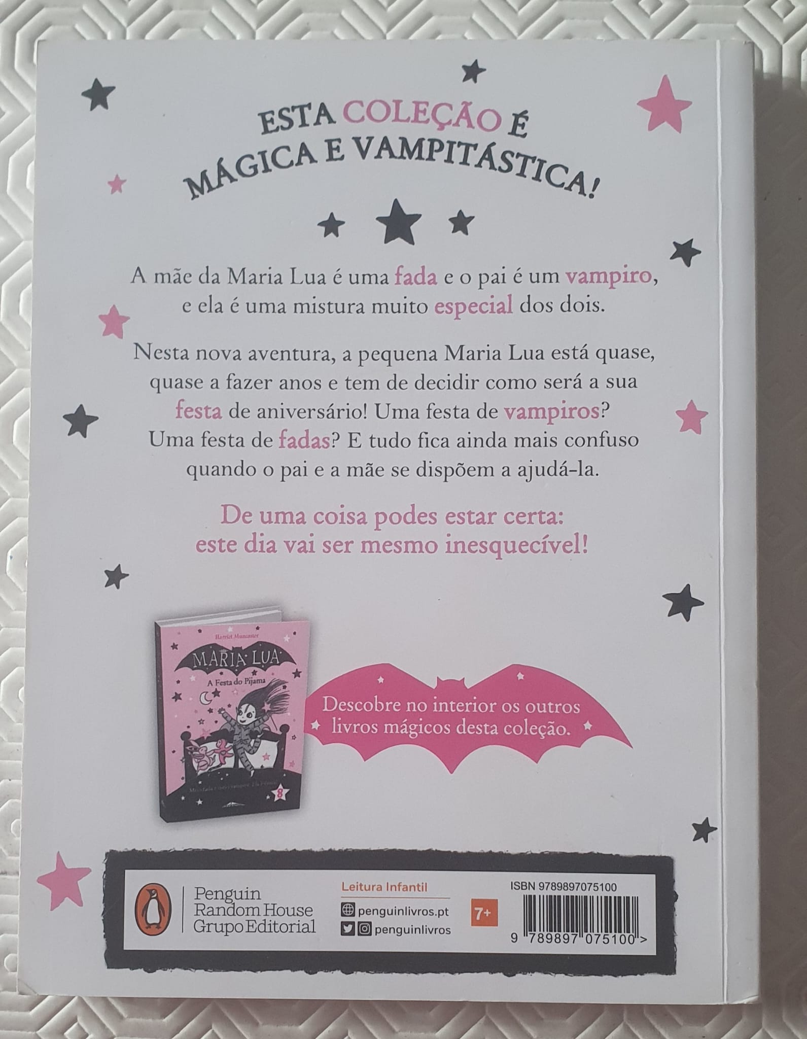 A mãe da Maria Lua é uma fada e o pai é um vampiro, e ela é uma mistura muito especial dos dois.
