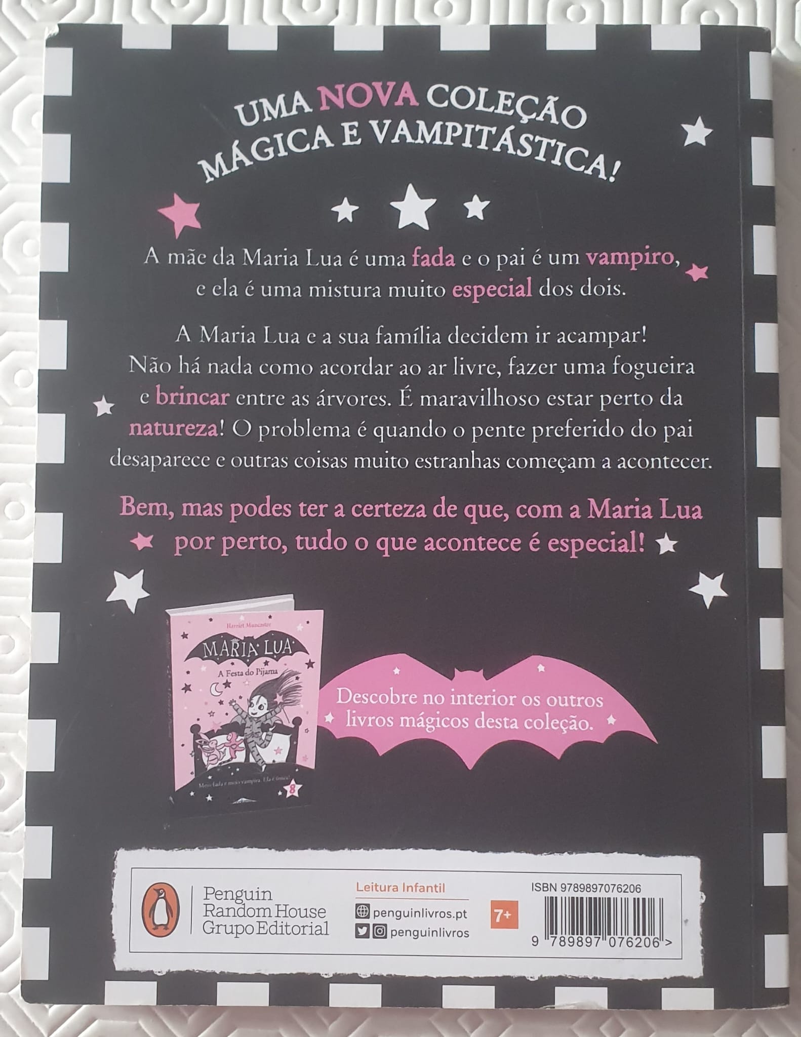 A mãe da Maria Lua é uma fada e o pai é um vampiro, e ela é uma mistura muito especial dos dois.