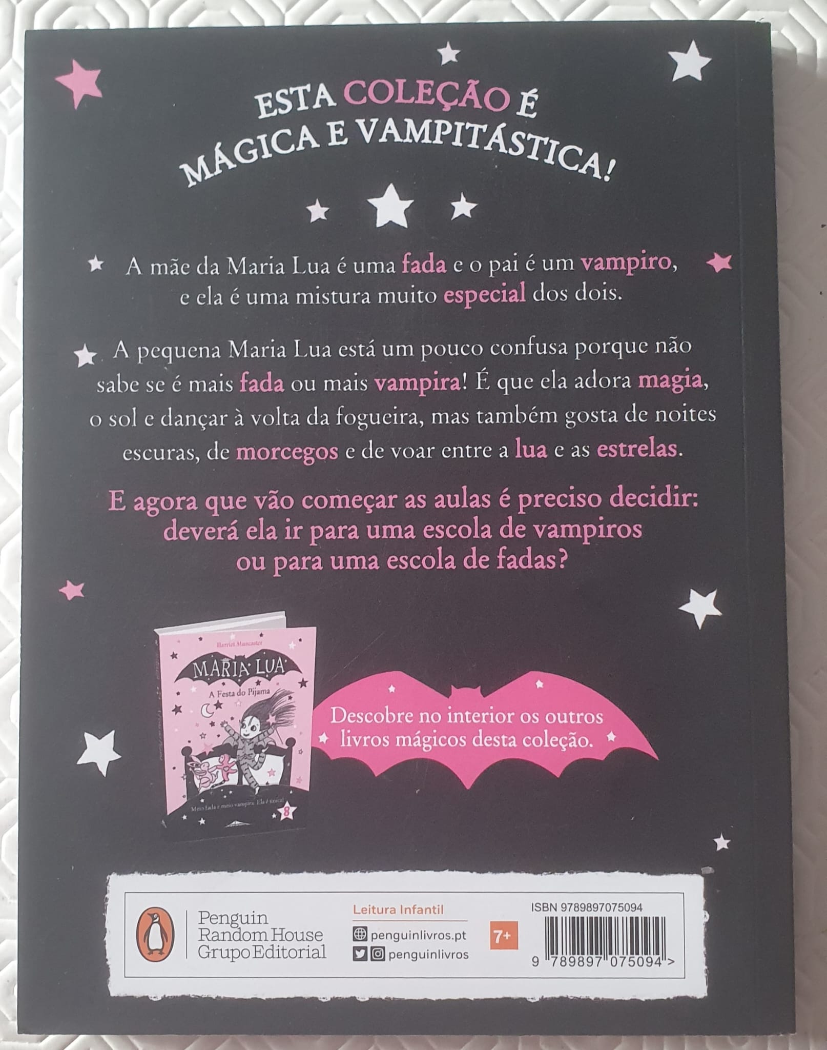 A mãe da Maria Lua é uma fada e o pai é um vampiro, e ela é uma mistura muito especial dos dois.