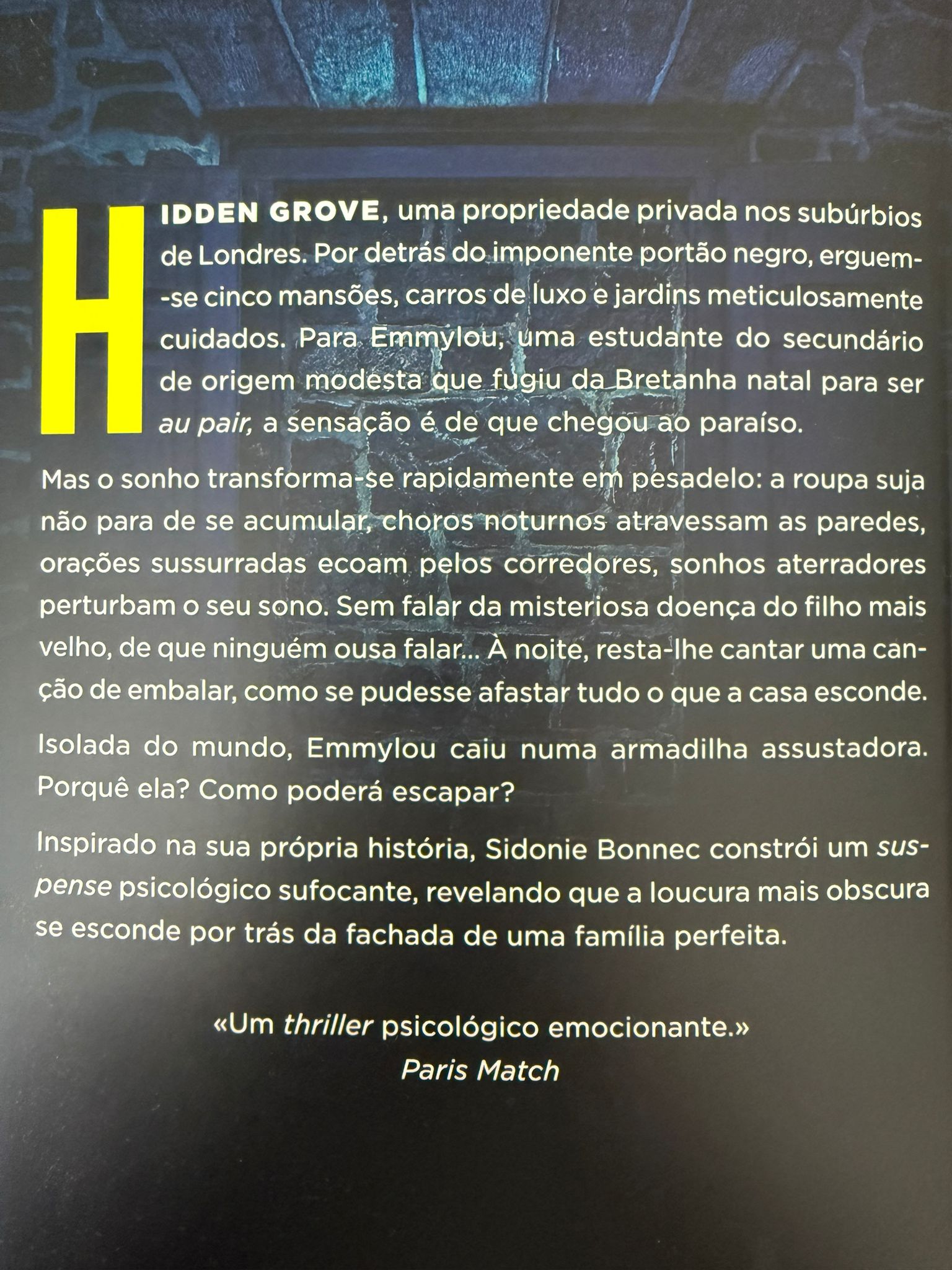 Hidden Grove, uma propriedade privada nos subúrbios de Londres. Por detrás do imponente portão negro, erguem-se cinco mansões, carros de luxo e jardins meticulosamente cuidados. Para Emmylou, uma estudante do secundário de origem modesta que fugiu da Bretanha natal para ser au pair, a sensação é de que chegou ao paraíso.  Mas o sonho transforma-se rapidamente em pesadelo: a roupa suja não para de se acumular, choros noturnos atravessam as paredes, orações sussurradas ecoam pelos corredores, sonhos aterradores perturbam o seu sono.  Sem falar da misteriosa doença do filho mais velho, de que ninguém ousa falar… à noite, resta-lhe cantar uma canção de embalar, como se pudesse afastar tudo o que a casa esconde. Isolada do mundo, Emmylou caiu numa armadilha assustadora. Porquê ela? Como poderá escapar?  Inspirado na sua própria história, Sidonie Bonnec constrói um suspense psicológico sufocante, revelando que a loucura mais obscura se esconde por trás da fachada de uma família perfeita.