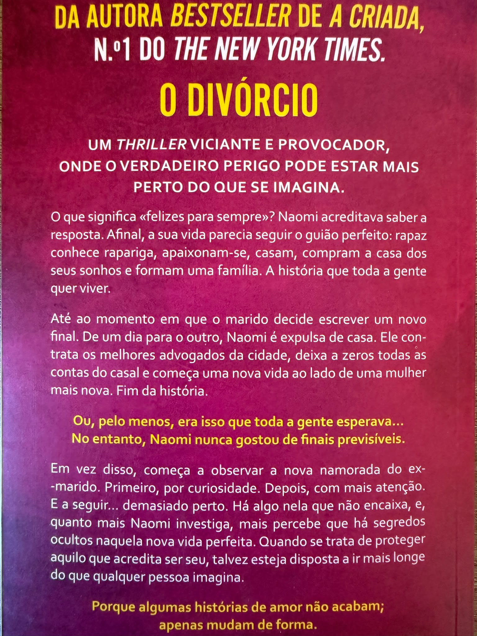 Naomi acreditava saber a resposta. Afinal, a sua vida parecia seguir o guião perfeito: rapaz conhece rapariga, apaixonam-se, casam, compram a casa dos seus sonhos e formam uma família. A história que toda a gente quer viver. Até ao momento em que o marido decide escrever um novo final. De um dia para o outro, Naomi é expulsa de casa. Ele contrata os melhores advogados da cidade, deixa a zeros todas as contas do casal e começa uma nova vida ao lado de uma mulher mais nova. Fim da história. Ou, pelo menos, era isso que toda a gente esperava… no entanto, Naomi nunca gostou de finais previsíveis. Em vez disso, começa a observar a nova namorada do ex-marido. Primeiro, por curiosidade. Depois, com mais atenção. e a seguir... demasiado perto. Há algo nela que não encaixa, e, quanto mais Naomi investiga, mais percebe que há segredos ocultos naquela nova vida perfeita. Quando se trata de proteger aquilo que acredita ser seu, talvez esteja disposta a ir mais longe do que qualquer pessoa imagina.