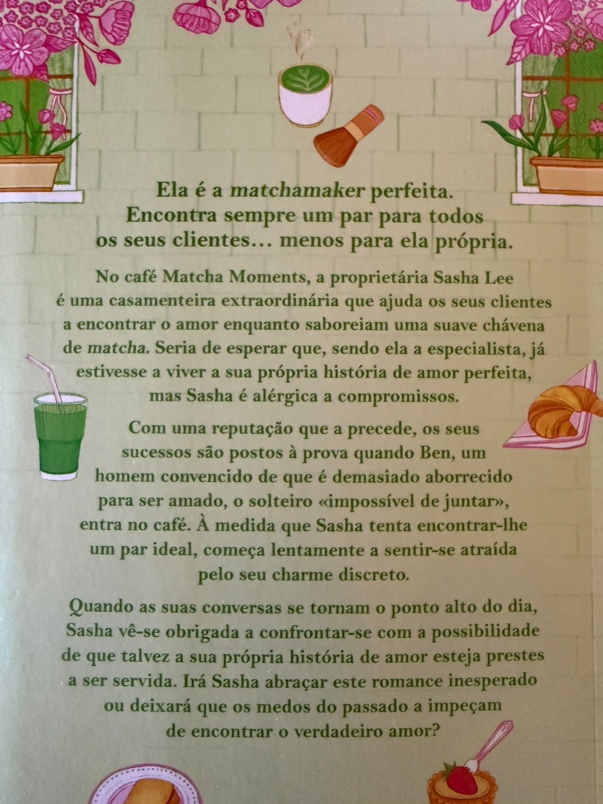 No Café Matcha Moments, a proprietária Sasha Lee é uma casamenteira extraordinária que ajuda os seus clientes a encontrar o amor enquanto saboreiam uma suave chávena de matcha. Seria de esperar que, sendo ela a especialista, já estivesse a viver a sua própria história de amor perfeita, mas Sasha é alérgica a compromissos.  Com uma reputação que a precede, os seus sucessos são postos à prova quando Ben, um homem convencido de que é demasiado aborrecido para ser amado, o solteiro impossível de juntar, entra no café. À medida que Sasha tenta encontrar-lhe um par ideal, começa lentamente a sentir-se atraída pelo seu charme discreto.  Quando as suas conversas se tornam o ponto alto do dia, Sasha vê-se obrigada a confrontar-se com a possibilidade de que talvez a sua própria história de amor esteja prestes a ser servida. Irá Sasha abraçar este romance inesperado ou deixará que os medos do passado a impeçam de encontrar o verdadeiro amor?