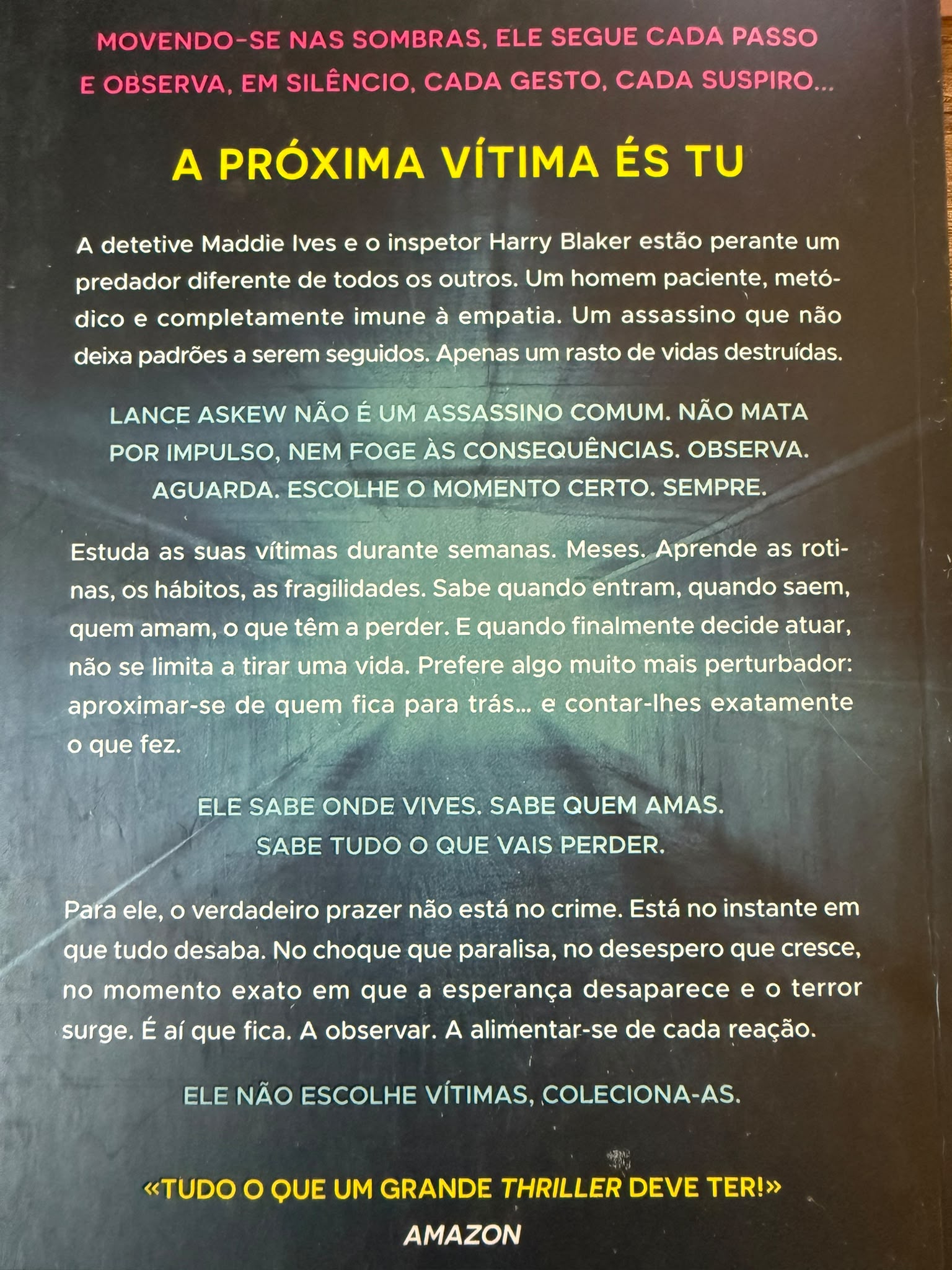 A detetive Maddie Ives e o inspetor Harry Blaker estão perante um predador diferente de todos os outros. Um homem paciente, metódico e completamente imune à empatia. Um assassino que não deixa padrões a serem seguidos. Apenas um rasto de vidas destruídas. Estuda as suas vítimas durante semanas. Meses. Aprende as rotinas, os hábitos, as fragilidades. Sabe quando entram, quando saem, quem amam, o que têm a perder. E quando finalmente decide atuar, não se limita a tirar uma vida. Prefere algo muito mais perturbador: aproximar-se de quem fica para trás… e contar-lhes exatamente o que fez. Para ele, o verdadeiro prazer não está no crime. Está no instante em que tudo desaba. No choque que paralisa, no desespero que cresce, no momento exato em que a esperança desaparece e o terror surge. É aí que fica. A observar. A alimentar-se de cada reação.
