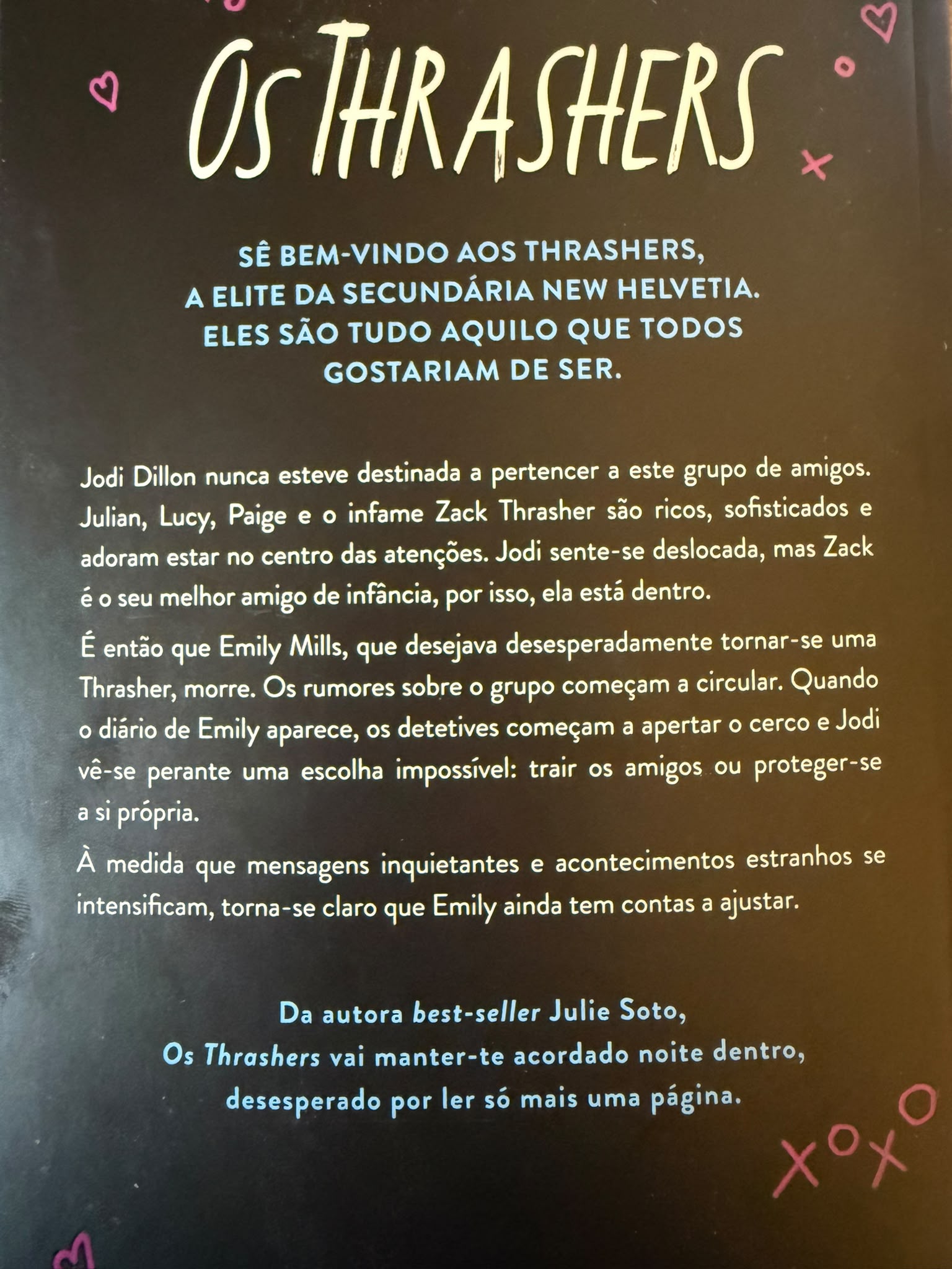 Jodi Dillon nunca esteve destinada a pertencer a este grupo de amigos. Julian, Lucy, Paige e o infame Zack Thrasher são ricos, sofisticados e adoram estar no centro das atenções. Jodi sente-se deslocada, mas Zack é o seu melhor amigo de infância, por isso, ela está dentro.  É então que Emily Mills, que desejava desesperadamente tornar-se uma Thrasher, morre. Os rumores sobre o grupo começam a circular. Quando o diário de Emily aparece, os detetives começam a apertar o cerco e Jodi vê-se perante uma escolha impossível: trair os amigos ou proteger-se a si própria.  À medida que mensagens inquietantes e acontecimentos estranhos se intensificam, torna-se claro que Emily ainda tem contas a ajustar.
