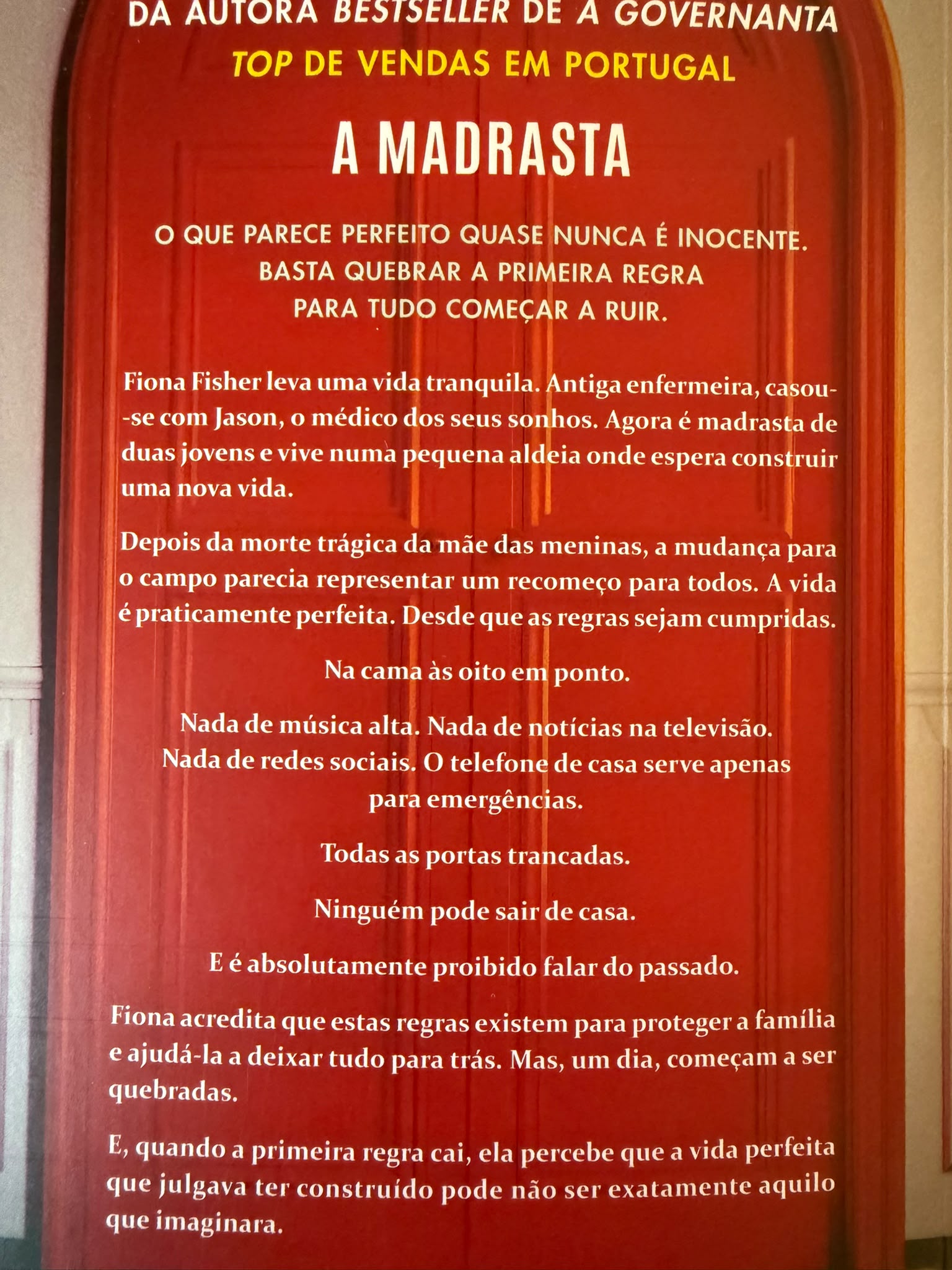 Fiona Fisher leva uma vida tranquila. Antiga enfermeira, casou-se com Jason, o médico dos seus sonhos. Agora é madrasta de duas jovens e vive numa pequena aldeia onde espera construir uma nova vida. Depois da morte trágica da mãe das meninas, a mudança para o campo parecia representar um recomeço para todos. A vida é praticamente perfeita.  Desde que as regras sejam cumpridas.  Na cama às oito em ponto. Nada de música alta. Nada de notícias na televisão. Nada de redes sociais. O telefone de casa serve apenas para emergências. Todas as portas trancadas. Ninguém pode sair de casa. E é absolutamente proibido falar do passado.  Fiona acredita que estas regras existem para proteger a família e ajudá-la a deixar tudo para trás. Mas, um dia, começam a ser quebradas. E, quando a primeira regra cai, ela percebe que a vida perfeita que julgava ter construído pode não ser exatamente aquilo que imaginara.