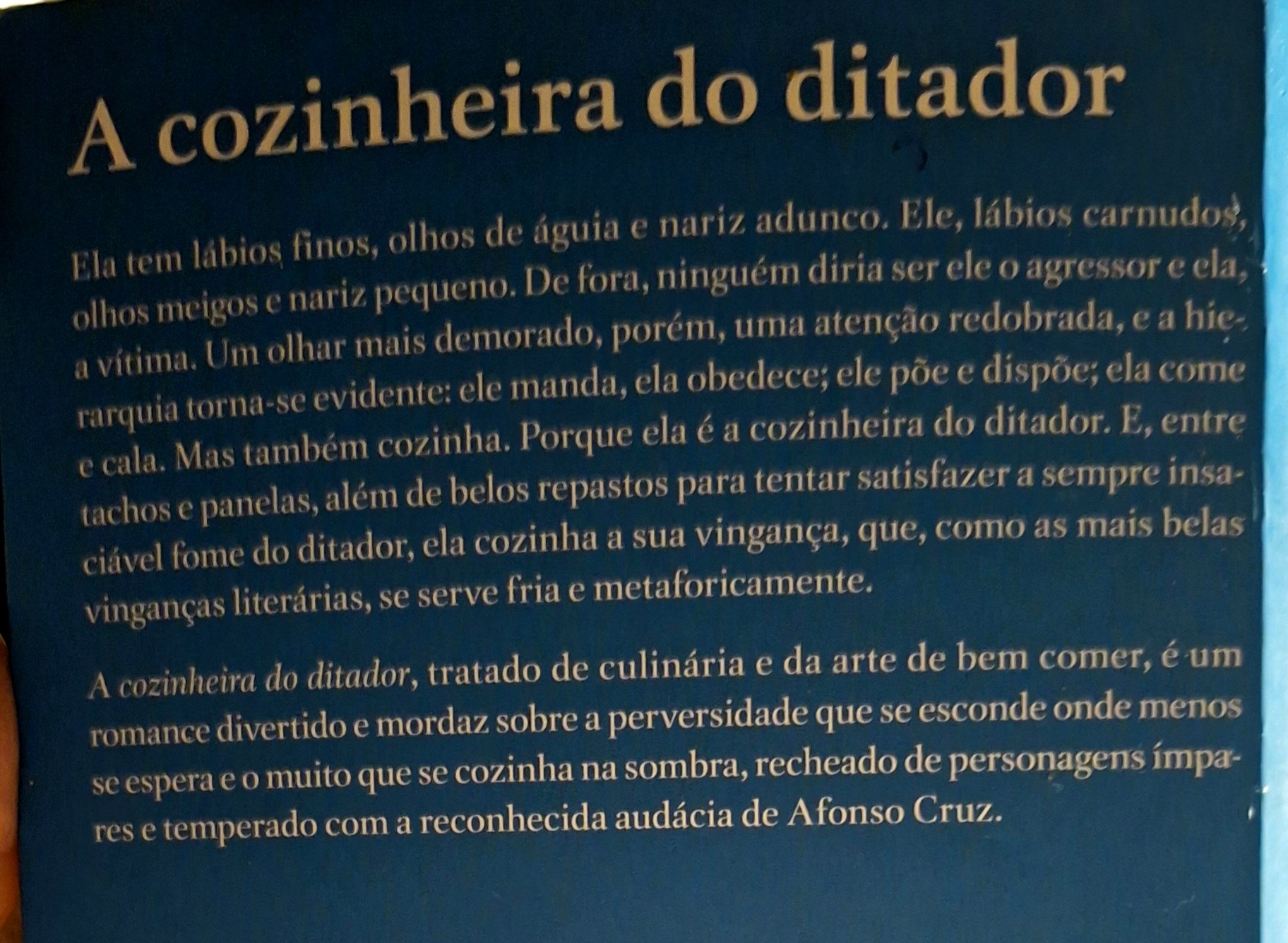 <A cozinha é o meu território, enorme, mas não o suficiente para acomodar a minha querida ira. 0 percurso da despensa à mesa de trabalho é o meu exercício matinal. As facas estão alinhadas na vertical num suporte magné- tico, um exército à minha espera: cutelo e cutelão, faca de desossar, facas de trinchar, facas de cortar legumes, facas francesas e faca do pão. Sempre que olho para elas, emociono-me, fantasio com a possibilidade de as enterrar a todas em diferentes partes do corpo do senhor ditador, mas infelizmente a entrada e saída da cozinha é controlada e vigiada em permanência pela criada mais velha, que jamais sorri [..], e por um segurança mudo que o senhor ditador trouxe da Trácia como troféu de caça. Nunca lhe ouvi a voz, mas ouvi algumas vezes o tirano nomeá-lo: Dimitar, o Silencioso.>